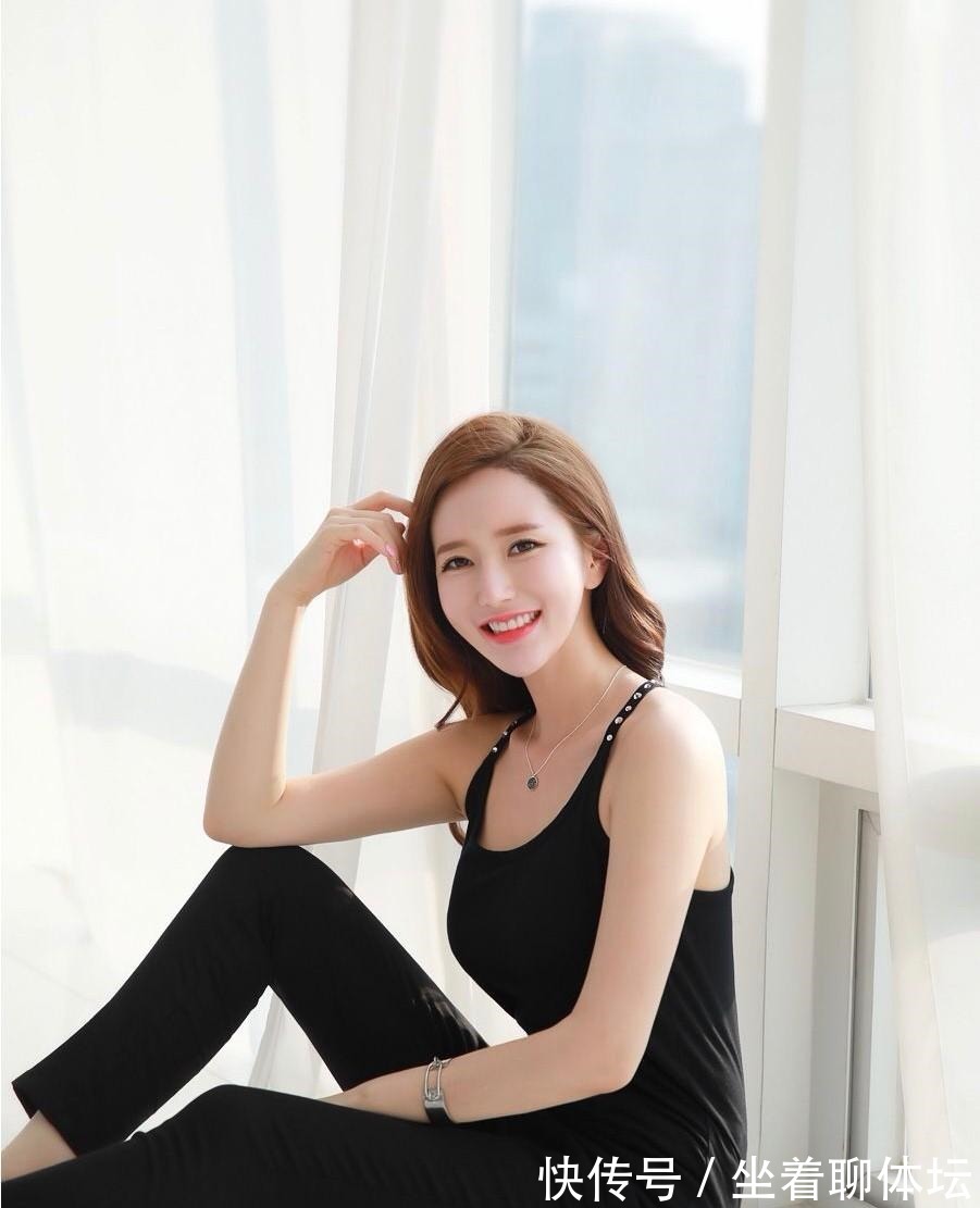 气质|黑色吊带背心搭配紧身裤, 秀出小姐姐的完美气质!