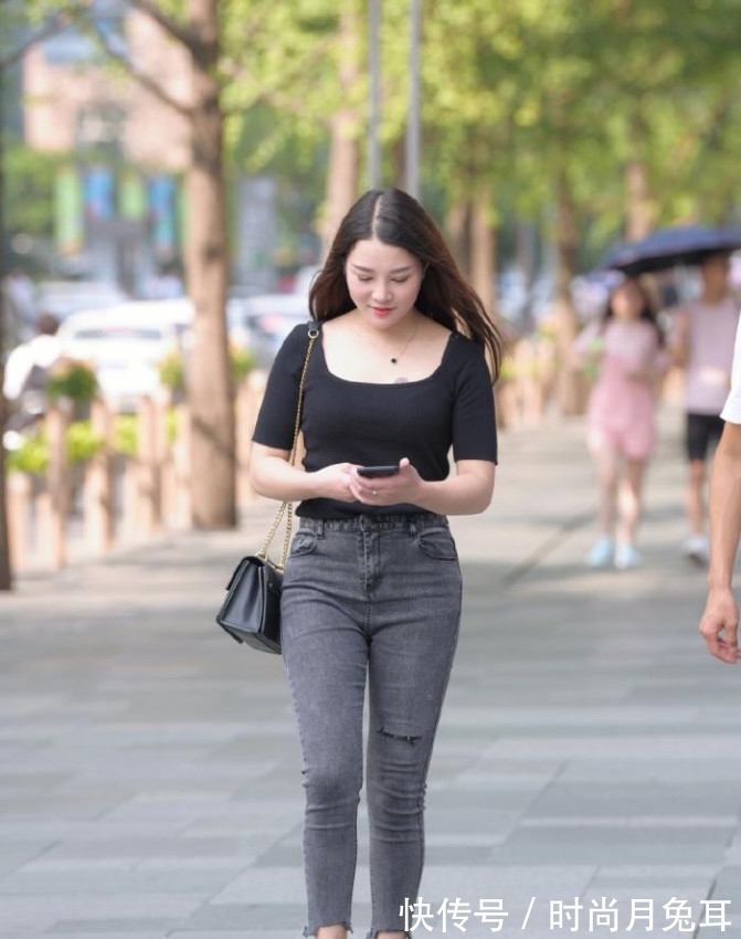 牛仔裤|早秋装扮，牛仔裤惹人偏爱，让你简单搭配就足够休闲靓丽