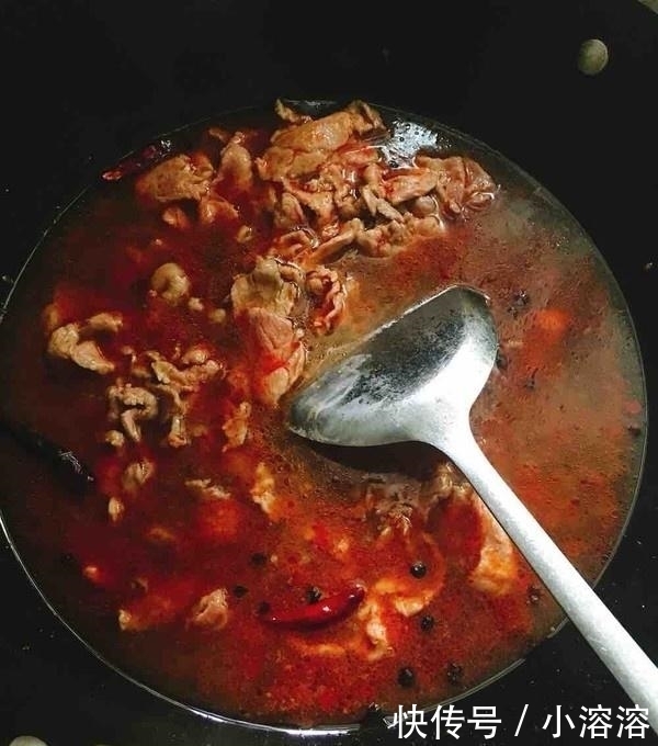 70岁奶奶的“水煮肉片”，麻辣鲜香，爽滑入味，吃1辈子都不腻