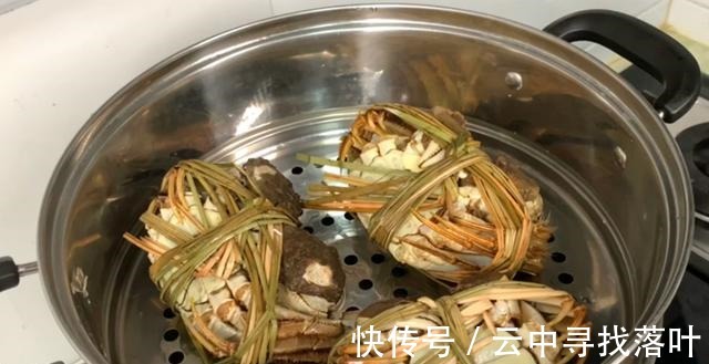 大闸蟹|蒸大闸蟹时,最忌直接上锅蒸,多加这一步,螃蟹鲜嫩入味不流黄!