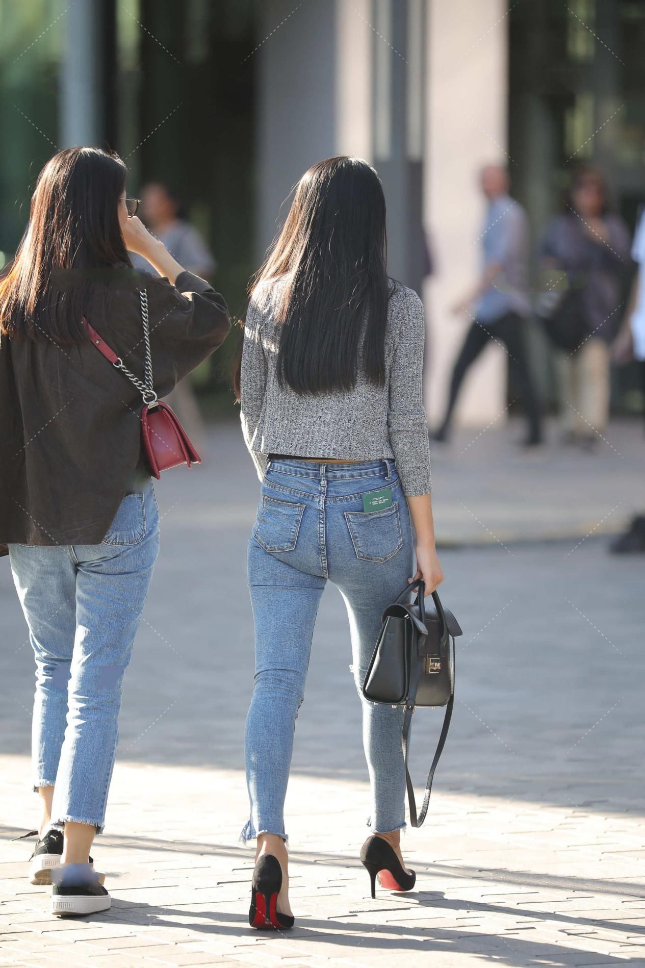 灰色针织开衫，搭配浅色牛仔裤，温暖舒适，大方优雅