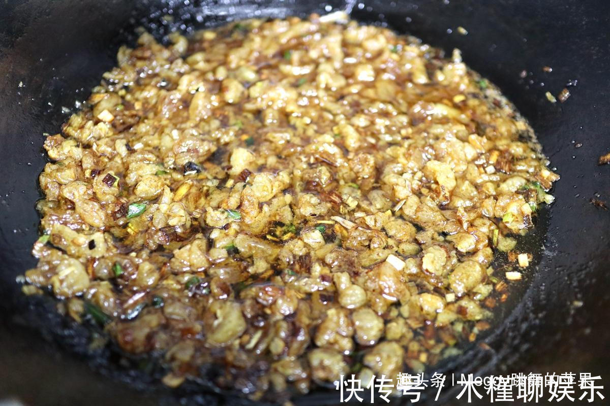 面团|三个萝卜一盆面，蒸出的大包子比肉香，越吃越香！