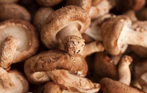  清洗香菇时，不要放水里过度浸泡，多加3样，泥沙容易洗出来