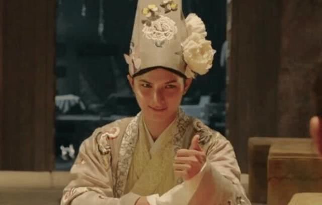 原本是剧组打杂的,星爷无意中看到他让他临时客串,成为了该片经典角色之一