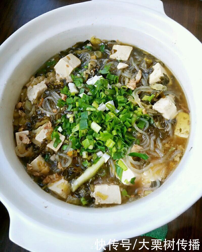 温暖|豆腐粉丝煲，闻着香浓的味道，感觉砂锅里煲着家的温暖和爱的热度