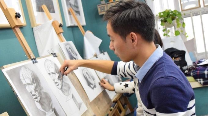 艺考$美术生考试画“自画像”火了,美女画得很好,但老师还是给了0分