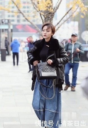 短裤|路人街拍,露肩上衣搭配蓝色牛仔短裤,小姐姐这身搭配简单又性感