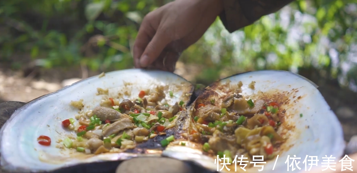 切成块状|野外爆炒大河蚌，肉嫩肥美，飘香十里，让人直流口水！