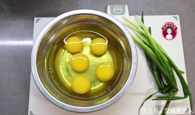 鸡蛋换个吃法，家人眼前一亮，颜值高，味道香，完全看不出是鸡蛋