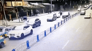 |搞笑GIF:如何优雅不失风度地撩妹 这一招果然厉害