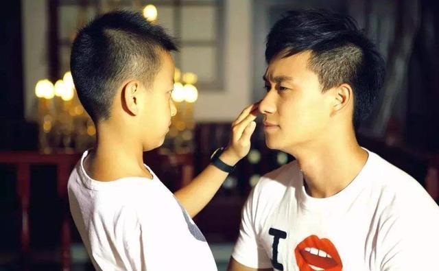 小恶魔|妈妈抱儿子出门,刚出小区就捂住孩子双眼,其他家长又学到一招