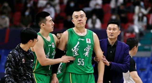 cb辽宁老将韩德君鼻梁骨折!外援威姆斯气焰嚣张,CBA还要留他吗?