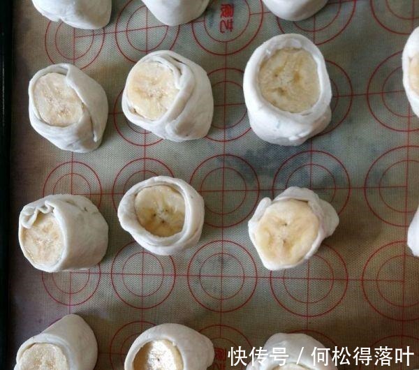 只要一张手抓饼和一根香蕉,就可以做出好吃的香蕉酥,快来试试吧!