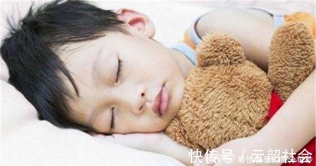 心理状态|孩子爱用这3种“睡姿”睡觉，暗示未来的性格，家长可要长点心了