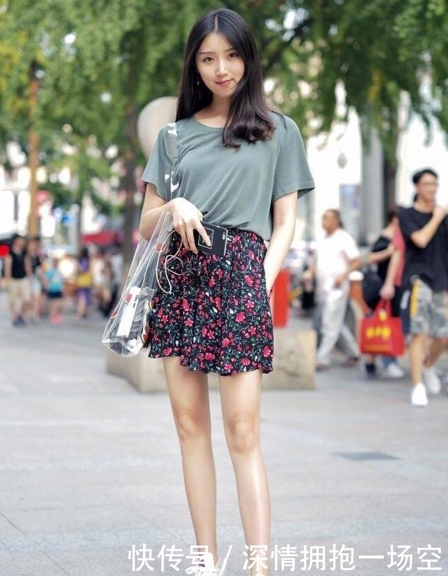 连衣裙|街拍:图三小姐姐穿的黑色连衣裙,优雅又性感