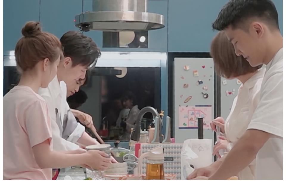 小屋|《心動的信號4》女三裙子太短疑走光，男三脫鞋后不洗手就做飯？