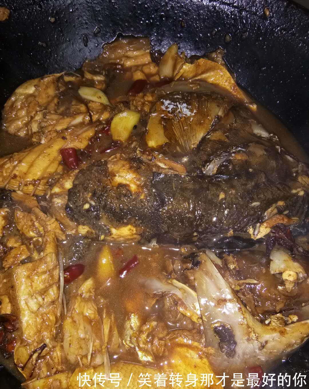 花鲢|鱼头不要只是炖着吃，大厨教你做红焖鱼头，汤汁都能多吃一个馒头