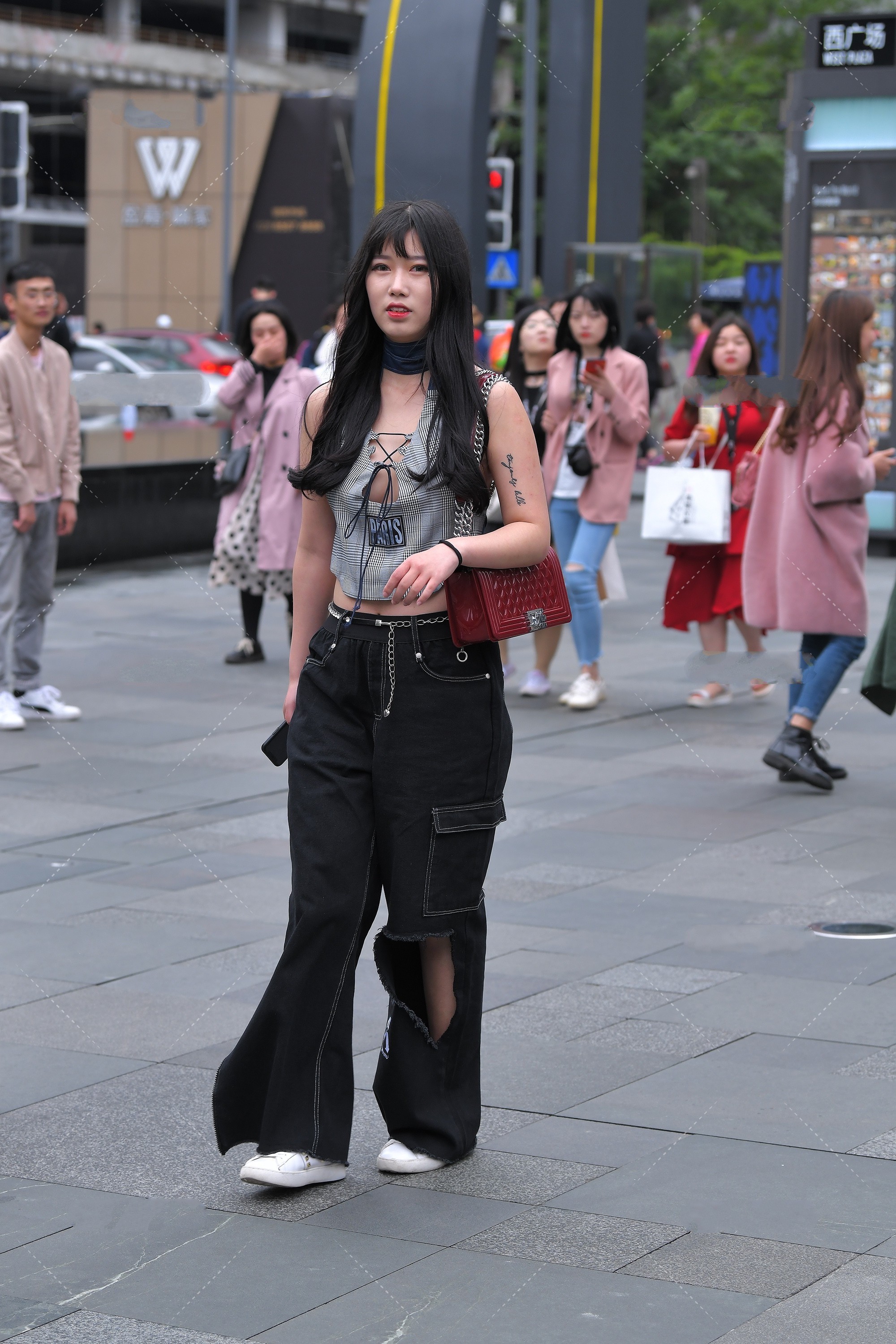 搭配|灰色条纹图案无袖上衣, 搭配黑色阔腿长裤子, 时尚感穿搭