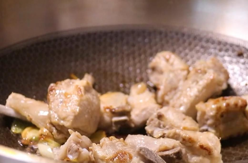  软绵|排骨与土豆是绝配，土豆软绵，排骨入口即化，好吃到停不下来