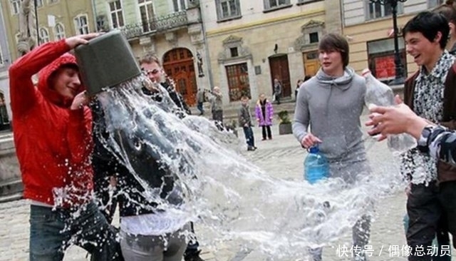 低薪|乌克兰泼水节到底有多好玩呢？男生竟然可以随意围攻女生！