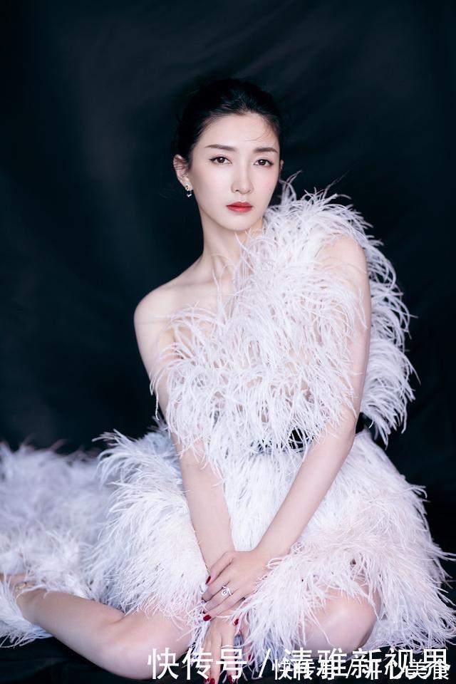 头皮 发型师透漏女生这4种发型留久了,发际线会很快上移,赶紧换了