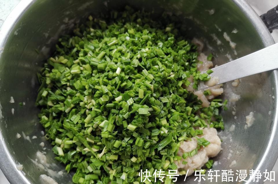 十一假期吃饺子还得这个馅,猪肉牛肉靠边站,用这肉包可太鲜了