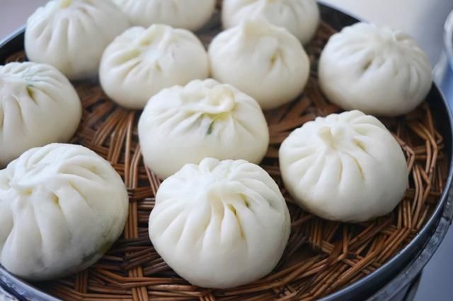 发面时，别只会加酵母！再加这2样，半小时发满盆，馒头暄软蓬松