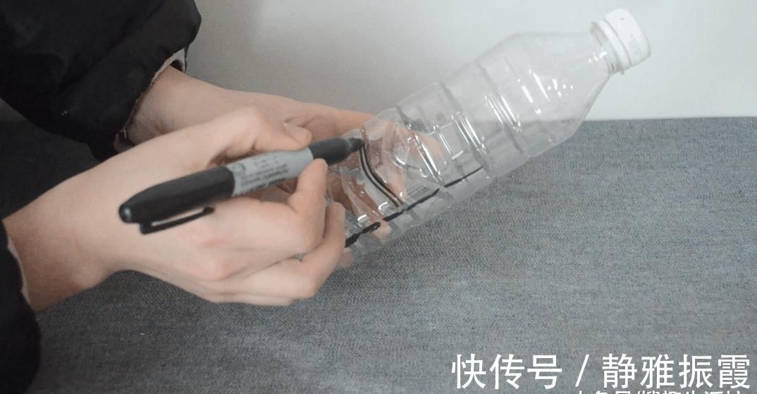 才知道窗帘旁放个塑料瓶的好处, 真是太实用了, 家家户户都用得到