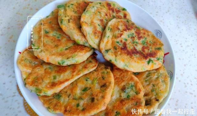 这两种食材,一个补钙一个护眼,搭配一起做成小饼,满屋飘香诱人