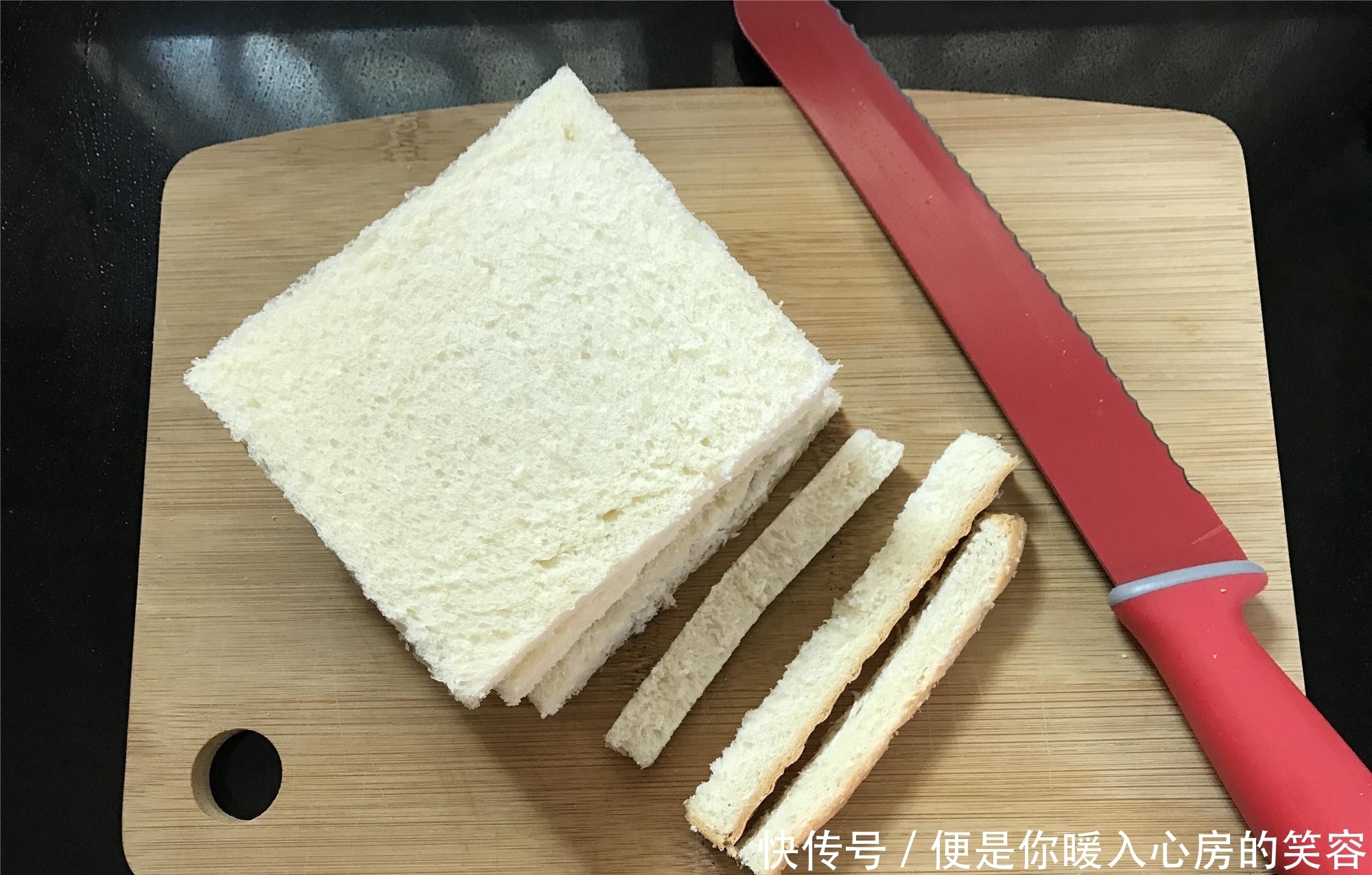 吃剩的吐司不要扔,加2个鸡蛋,1个芒果,就变成了好吃的甜点