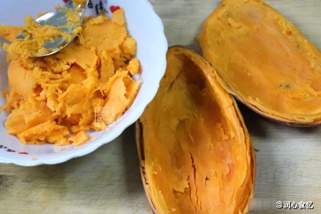 红薯别煮着吃了，5步解锁红薯新吃法，香甜软糯会拉丝，也太香了