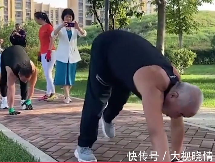 强身健体|场面壮观!陕西30多名大妈模仿动物爬行锻炼,网友:姿势像动物