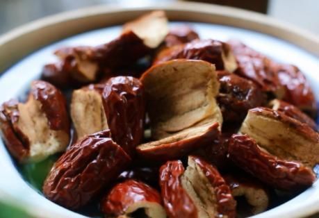 春天吃红枣,教你1个做法,不煮粥不蒸饭,每天吃点红润有气色