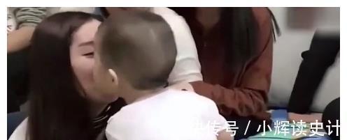 宝宝|熊孩子先是亲了小姨一下,接下来宝宝的举动让周围的人哄然大笑