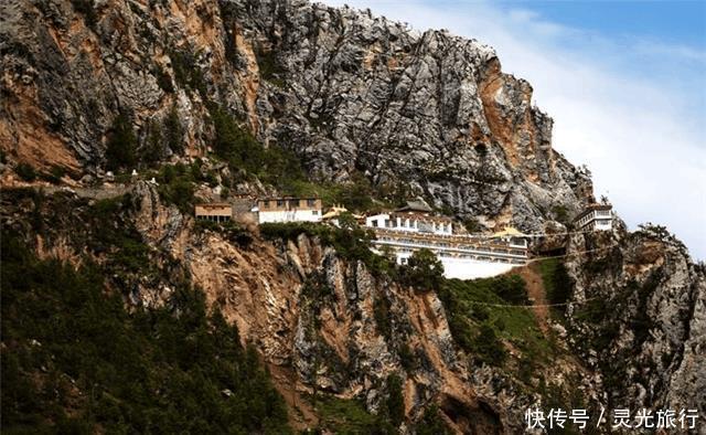 藏教白教的最大寺院,建在悬崖之上,还藏着文成公主的嫁妆