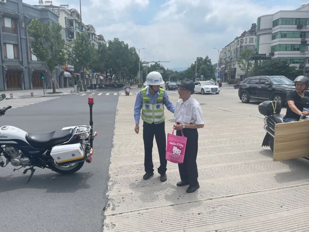 刘诚成|97岁老党员本高高兴兴过“政治生日”，却因……街面巡逻队全员出动帮助遂愿