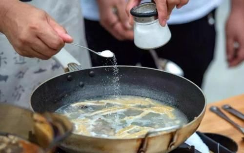 味精和鸡精都能提鲜，吃哪个更健康？不少人误解了，建议看看