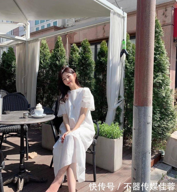 修饰|奔六的女人别乱穿，这才是你该有的穿搭：过膝裙+奶奶鞋，特优雅