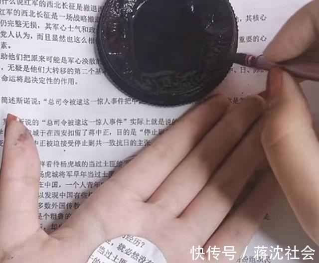 特效@美术生画“透视手”,开始少在那充大头,成品还以为是特效