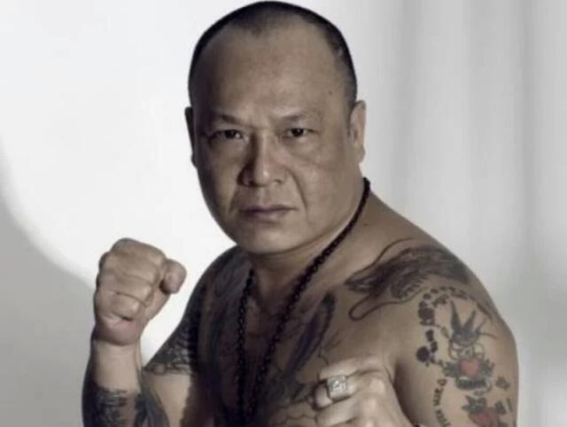 因为在《古惑仔》系列里饰演b哥出名.要说《古惑仔》系列电