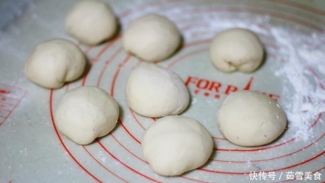 一碗面粉,一碗豆沙,做少油少糖的发面饼,老人孩子放心吃