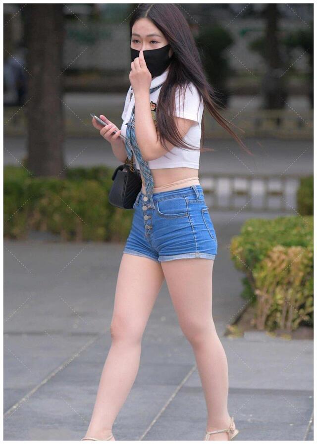 玛丽珍|小姐姐背“古驰”包包街拍,宛如一朵含苞待放的牡丹花,活力满满