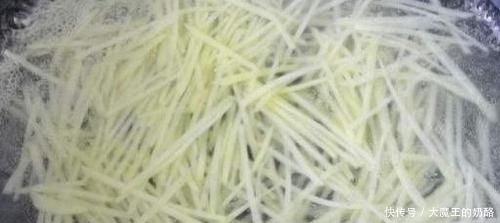 炒土豆丝时,到底是泡水还是焯水,很多人做错,难怪土豆不香脆