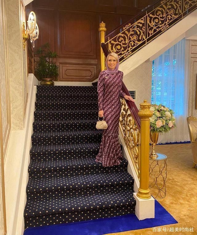 马来西亚王储妃拍封面，戴刺绣口罩露深邃大蓝眼，曾给别人当保姆
