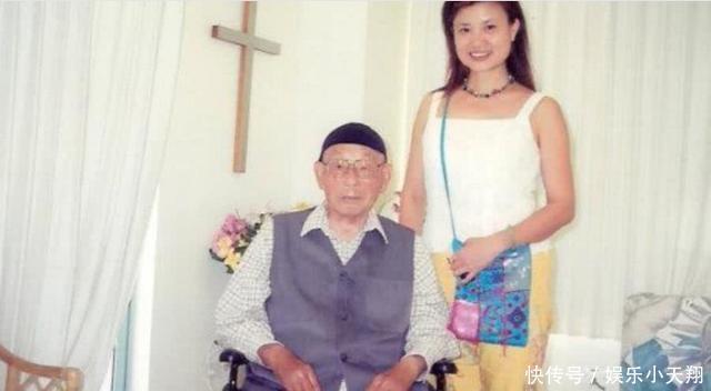 照片|100岁时的少帅张学良稀有照片,身边这个女孩子一直陪伴在他身边!