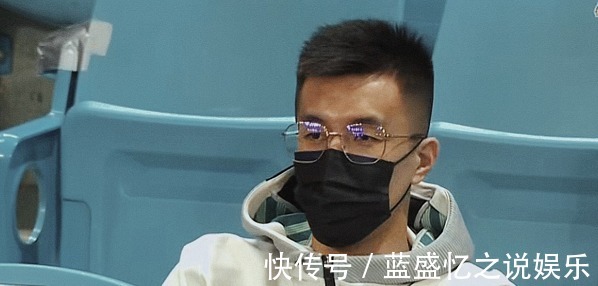 辽篮|争议!赵继伟吃技犯不满,被队友赶紧拉开,郭艾伦场边晃张镇麟!
