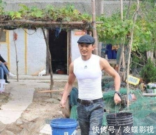 從星光大道冠軍到“人人喊打”，52歲的阿寶再惹爭議，他做了啥？