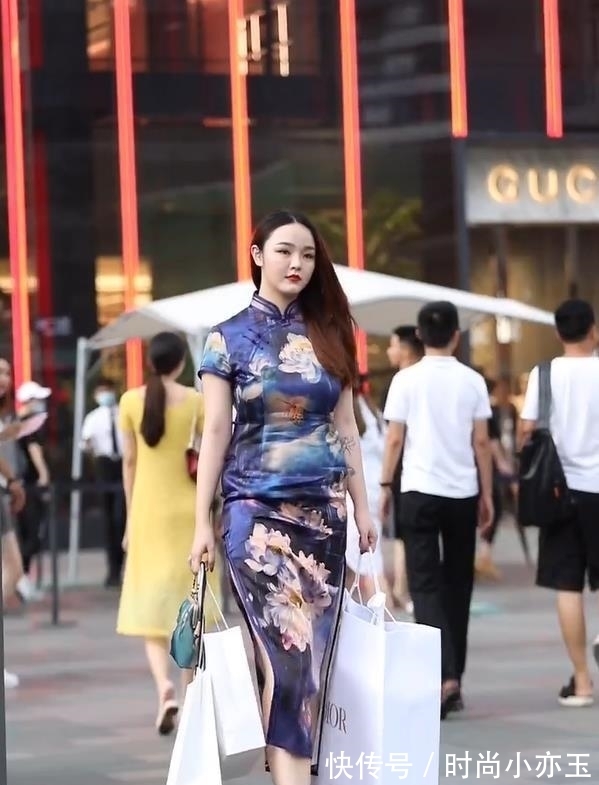 时尚|人来人往的广场，旗袍女孩才是时尚的主角