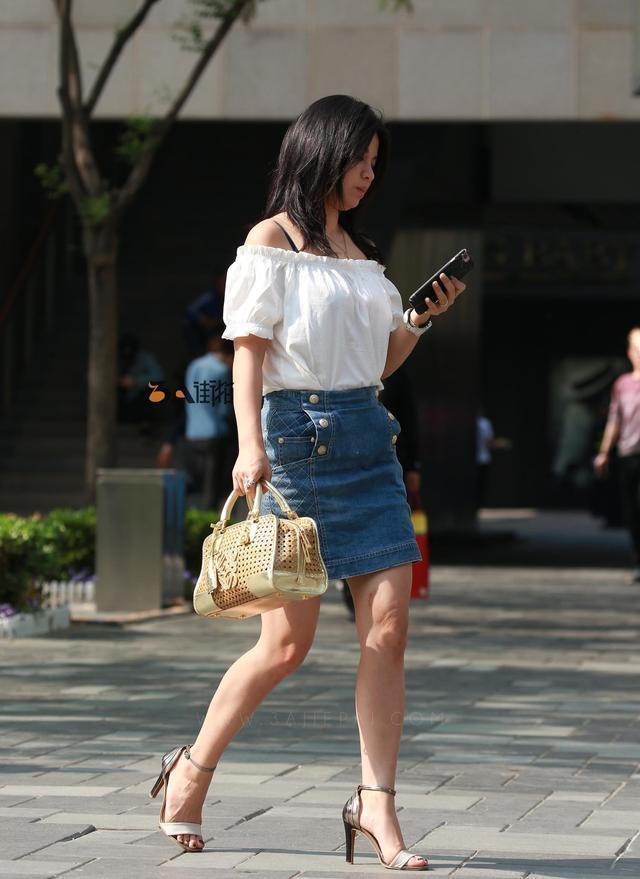 街拍:成熟美女穿一字肩连衣裙,露出白嫩美腿,尽显小女人的妩媚