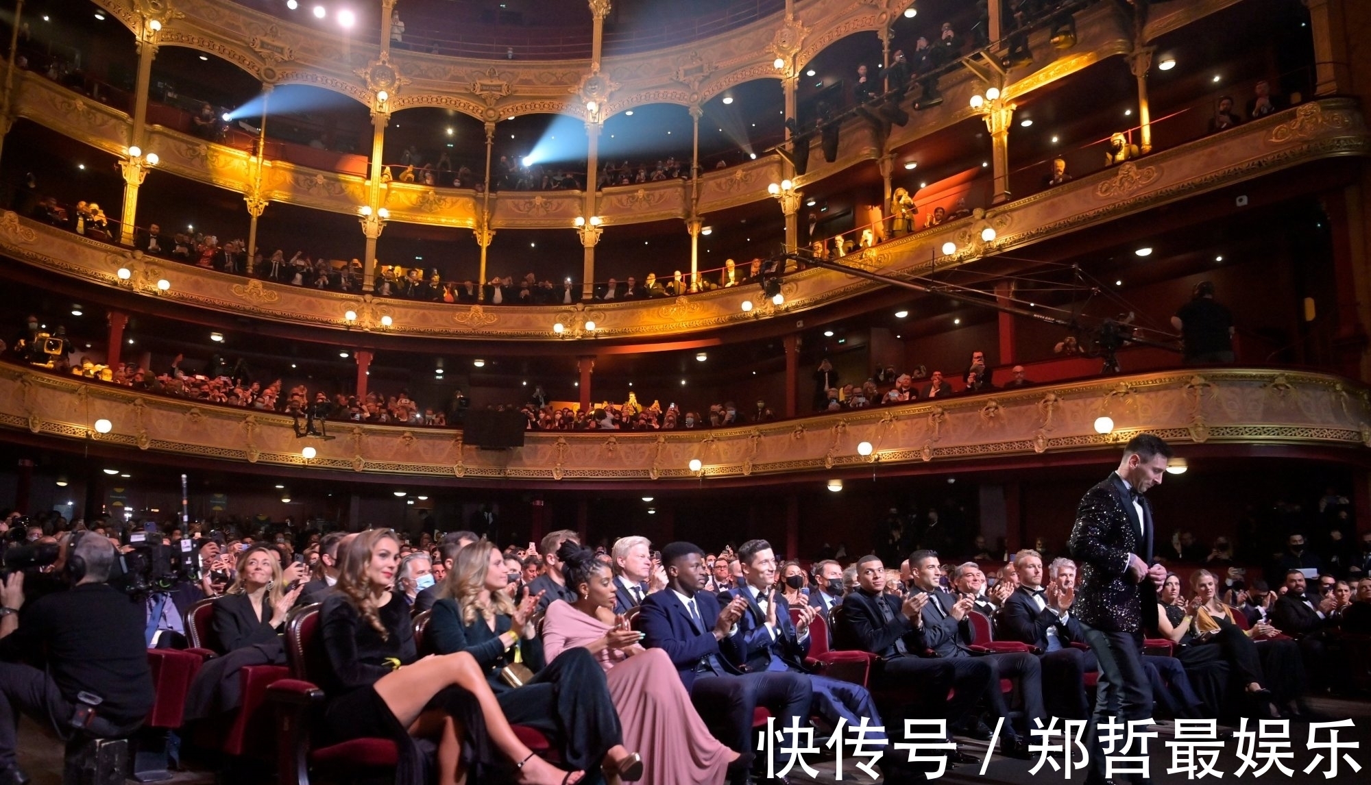 金球|梅西获奖瞬间，妻子微笑目送，温柔似水！12年见证7座金球
